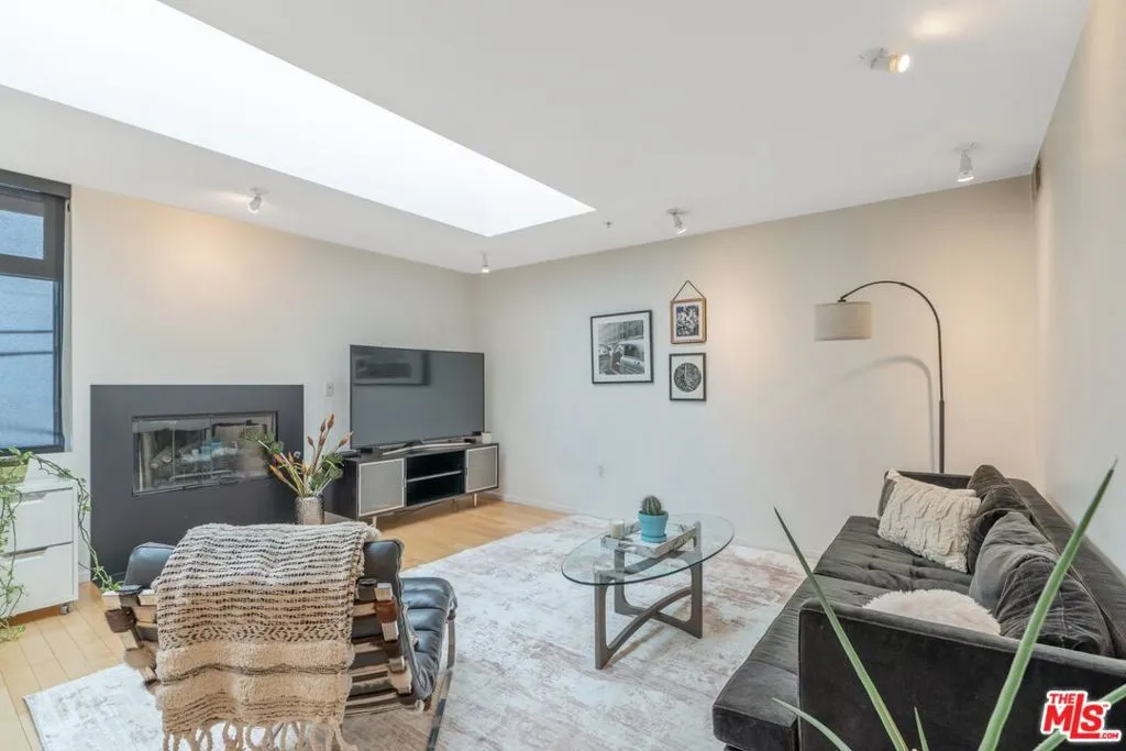 5806 Waring Avenue 14, Los Angeles, California 90038 home-pic-17