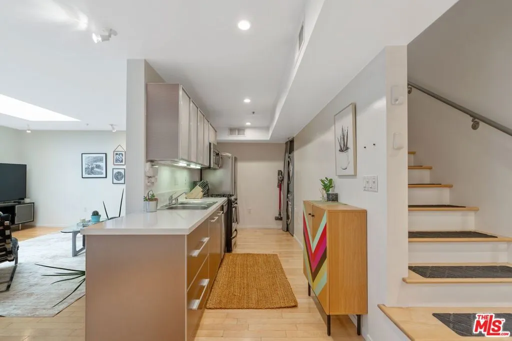 5806 Waring Avenue 14, Los Angeles, California 90038 home-pic-7