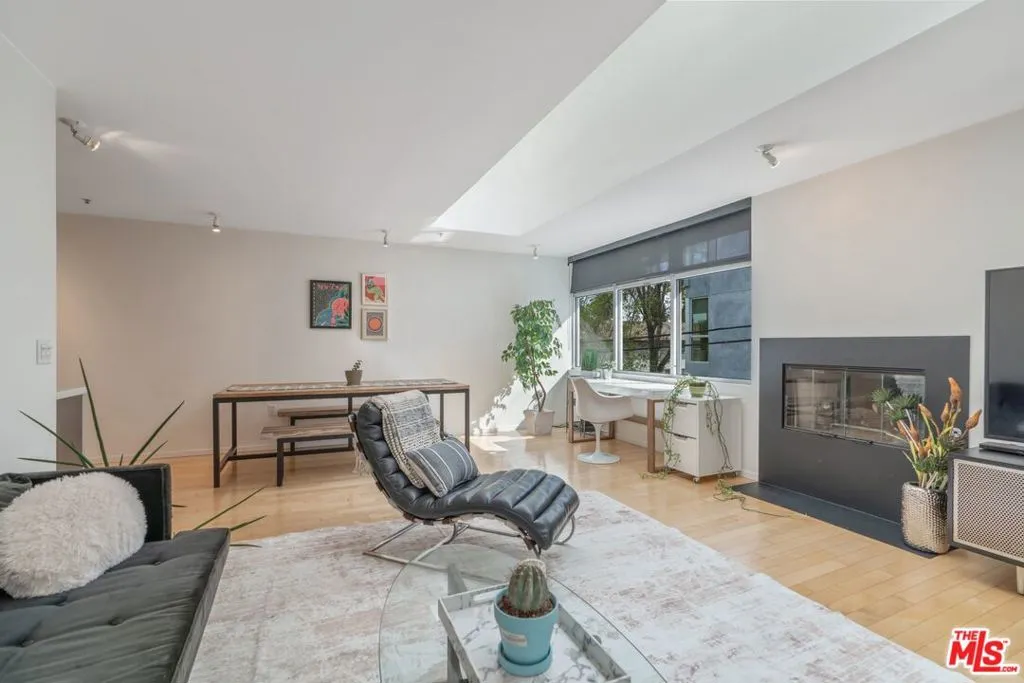 5806 Waring Avenue 14, Los Angeles, California 90038 home-pic-1