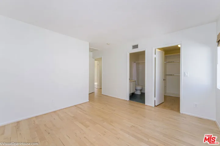18140 Oxnard Street 60, Tarzana, California 91356