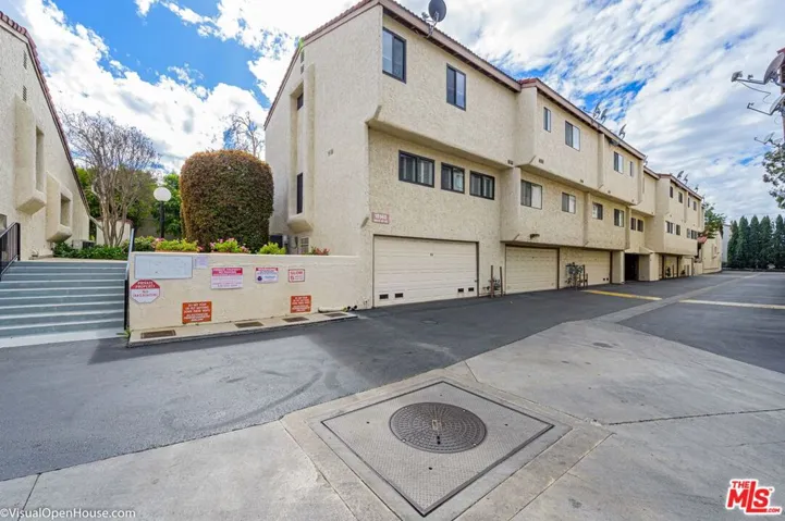 18140 Oxnard Street 60, Tarzana, California 91356