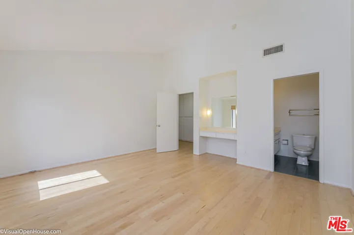 18140 Oxnard Street 60, Tarzana, California 91356