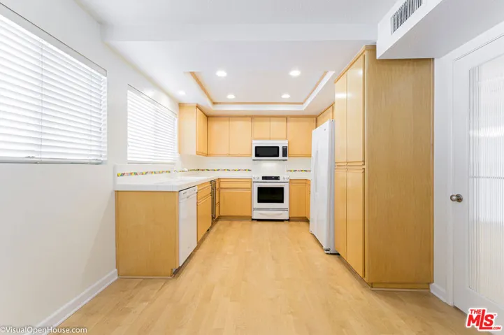 18140 Oxnard Street 60, Tarzana, California 91356
