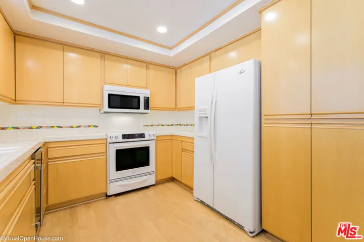 18140 Oxnard Street 60, Tarzana, California 91356