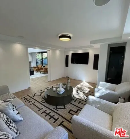 1561 Clear View Drive, Beverly Hills, California 90210