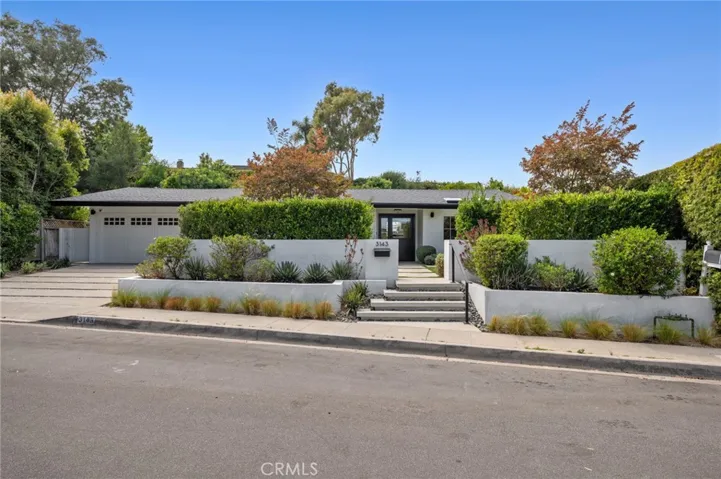 Just moments from Top of the World Elementary, Alta Laguna Park, hiking trails, and only minutes to Laguna’s beaches, galleries, boutiques, and restaurants.
