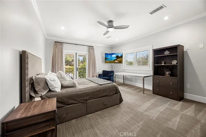 Upstairs bedroom w/balcony