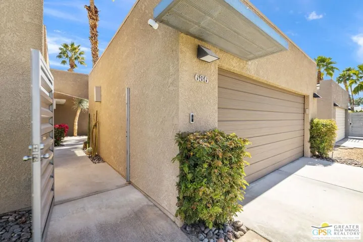 686 Dunes Court, Palm Springs, California 92264