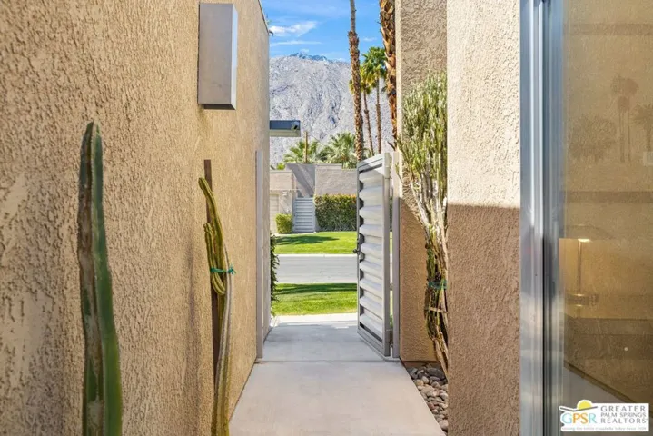 686 Dunes Court, Palm Springs, California 92264