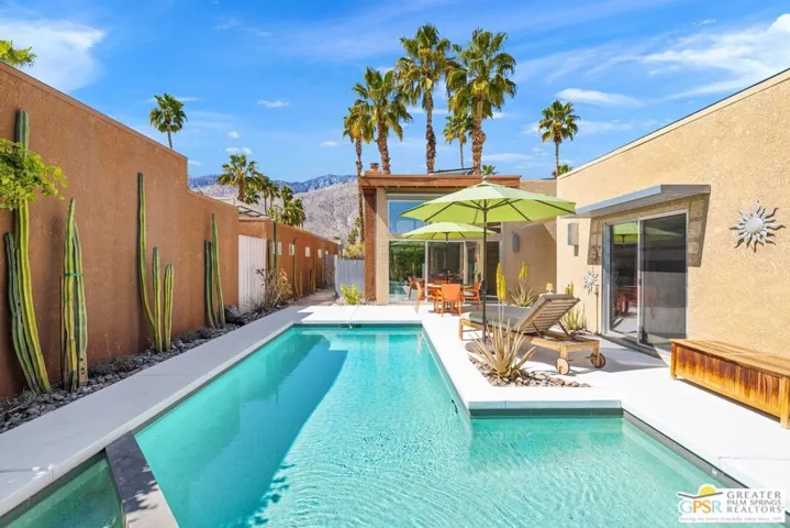 686 Dunes Court, Palm Springs, California 92264