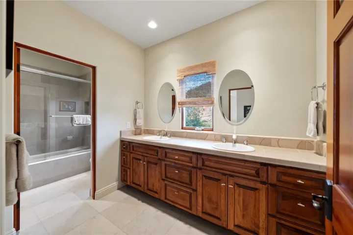 Upstairs Full Bathroom
