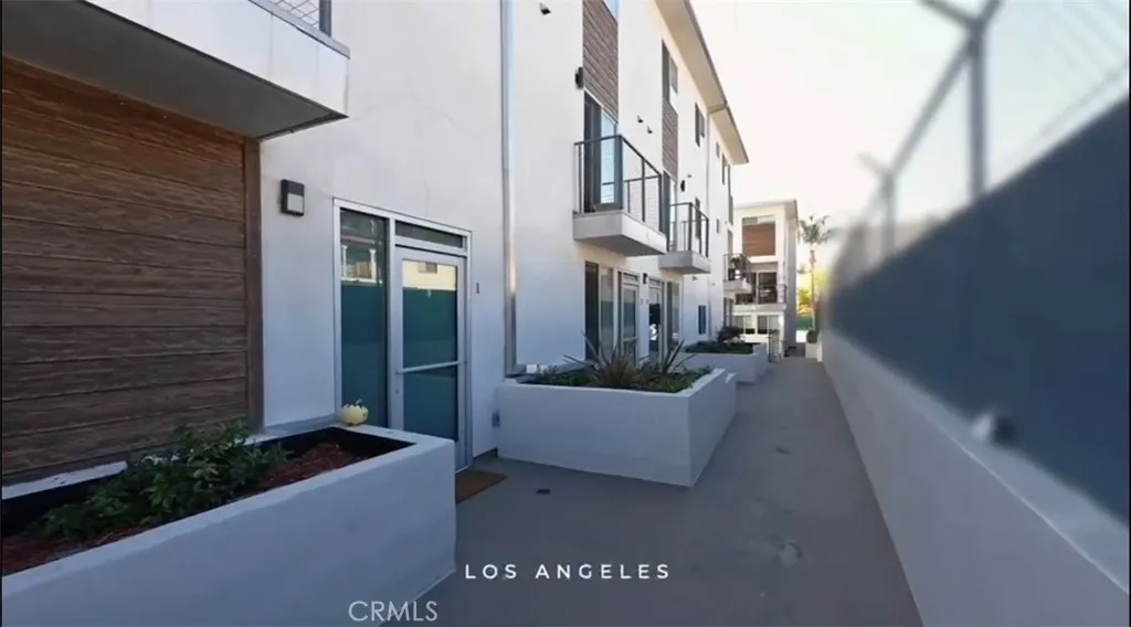 1245 N New Hampshire Avenue 3, Los Angeles, California 90029 home-pic-12