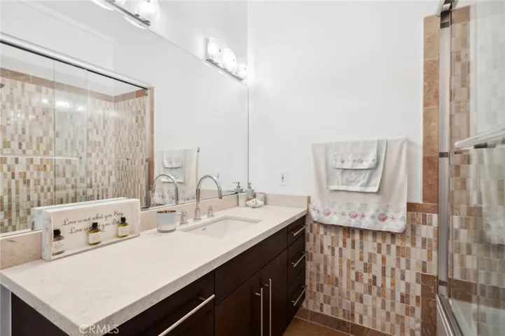 Main level full bathroom