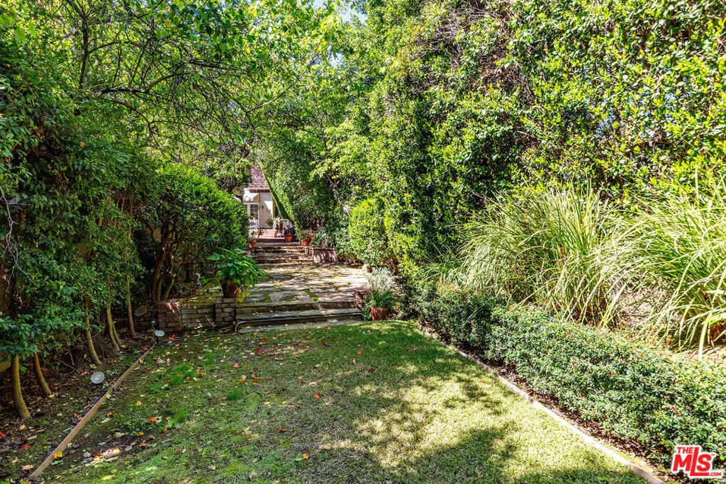 1040 Cove Way, Beverly Hills, California 90210 home-pic-10