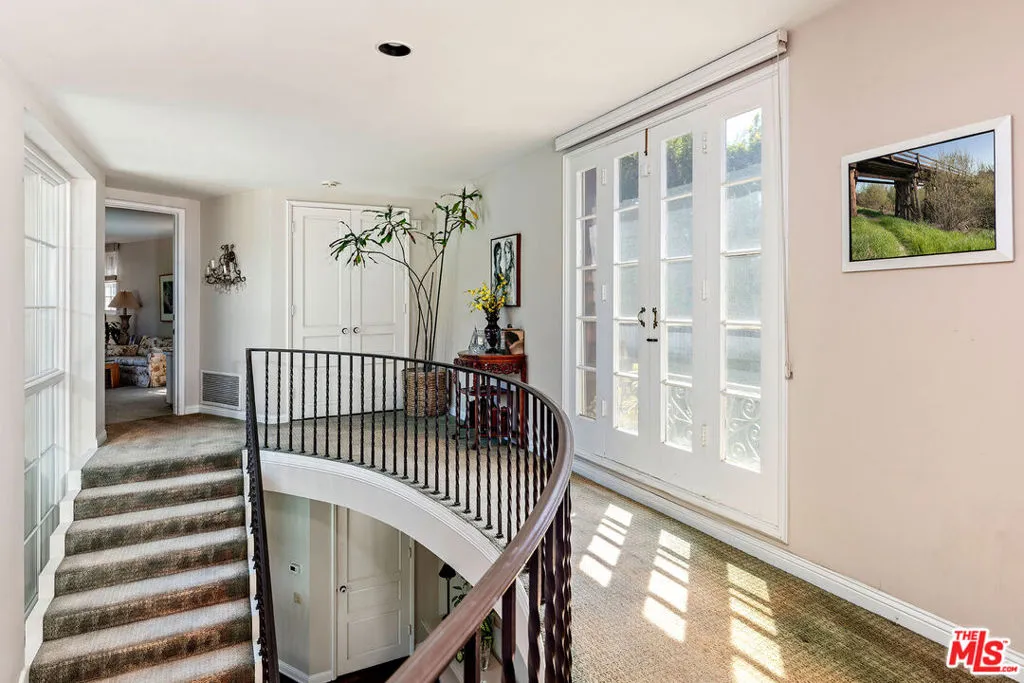 1040 Cove Way, Beverly Hills, California 90210 home-pic-5