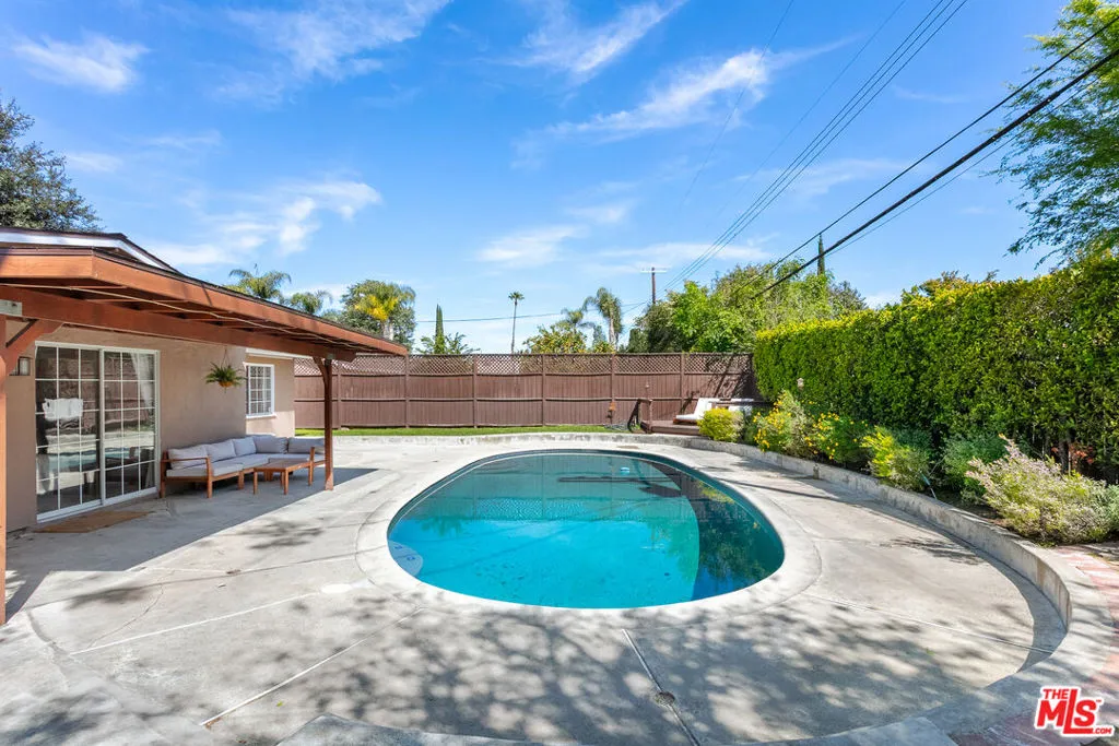 6308 Glide Avenue, Woodland Hills, California 91367 home-pic-20