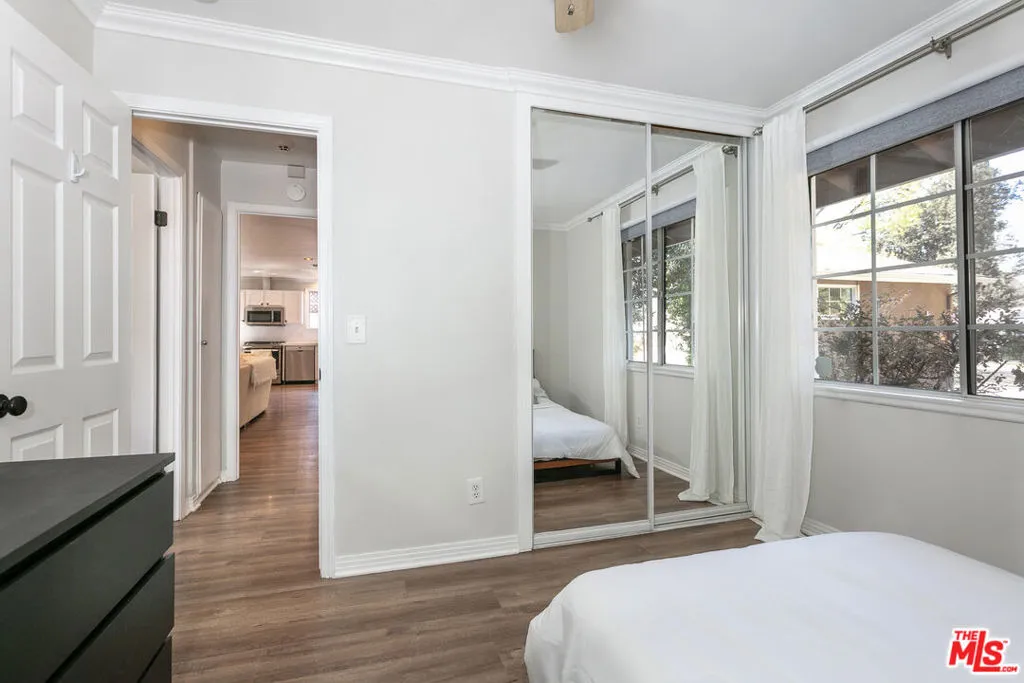 6308 Glide Avenue, Woodland Hills, California 91367 home-pic-17