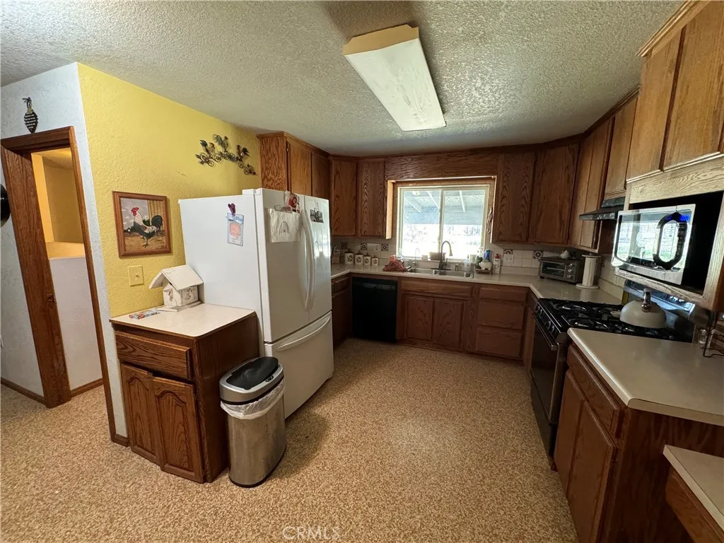 35648 Mountain View Road, Hinkley, California 92347 home-pic-13