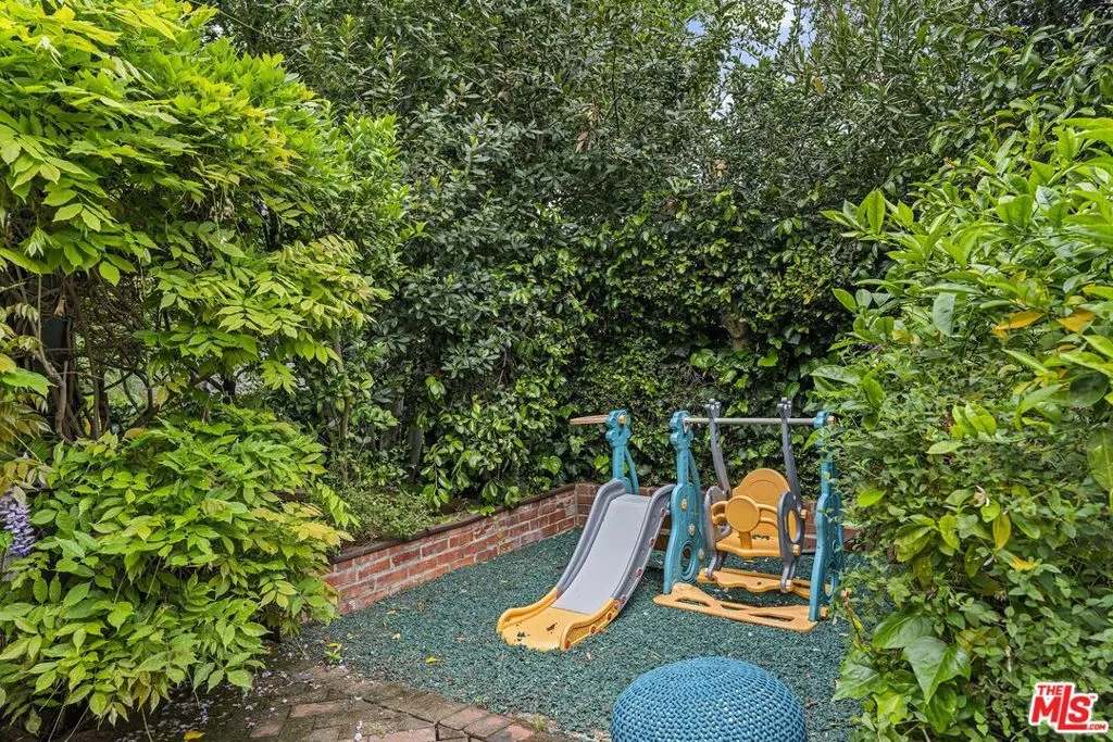 3827 Carnavon Way, Los Angeles, California 90027 home-pic-40