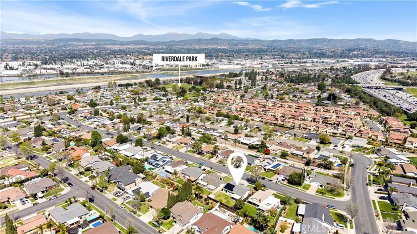 Walking distance to Riverdale Park with New Playground area