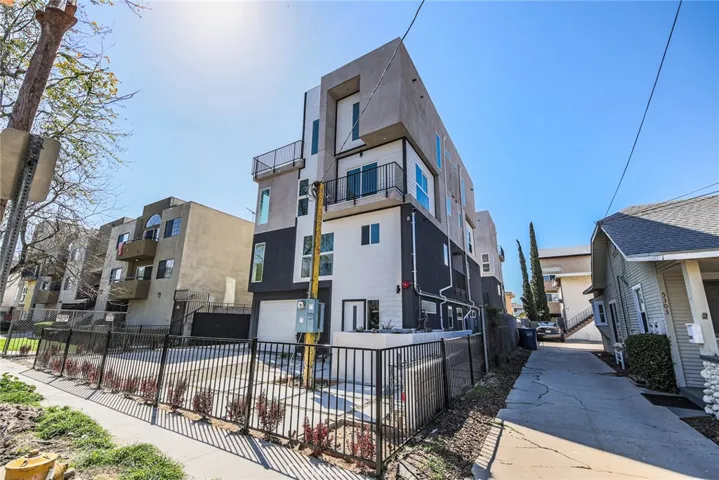 5263 Cartwright Avenue, North Hollywood, California 91601