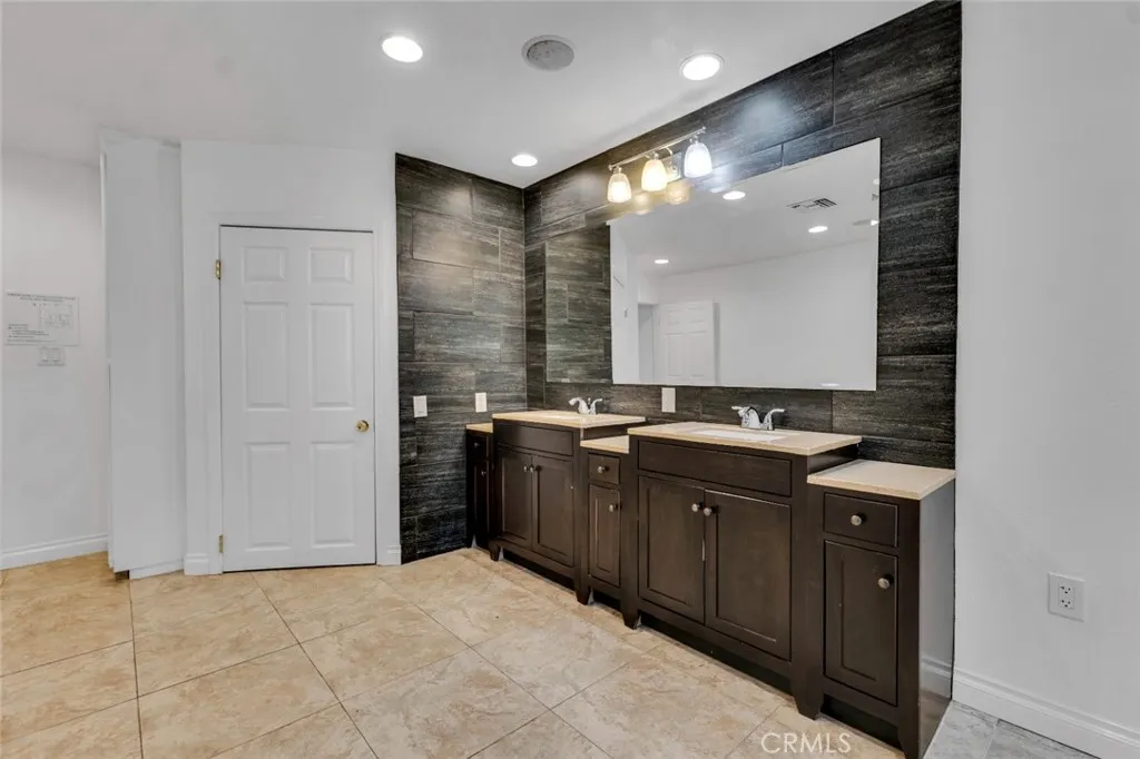 22209 Dolorosa Street, Woodland Hills, California 91367 home-pic-17