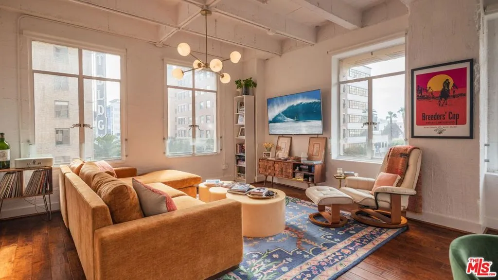 6253 Hollywood Boulevard 402, Los Angeles, California 90028, 2 Bedrooms Bedrooms, ,2 BathroomsBathrooms,Residential,For Sale,Hollywood,25516377