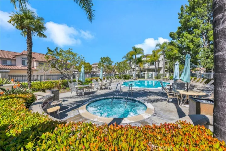 Two pools and five spas in Viewppinte North