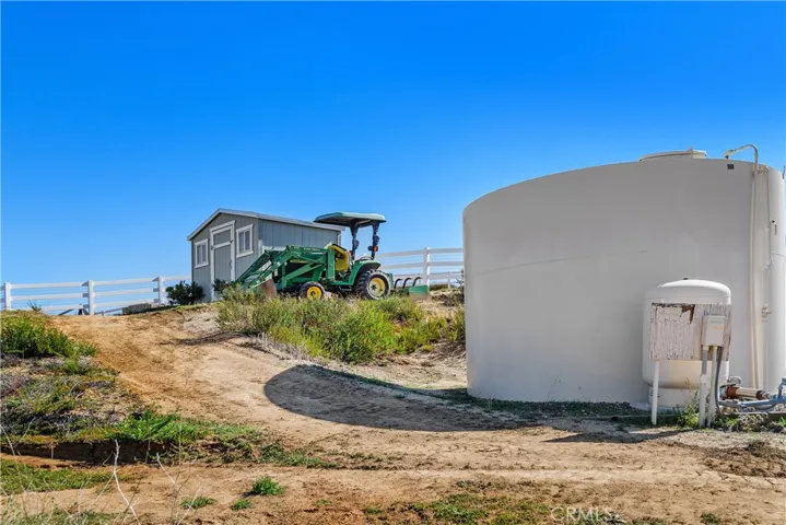Well water storage tank