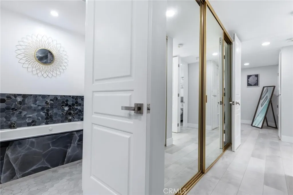 17711 Margate Street 316, Encino, California 91316 home-pic-17