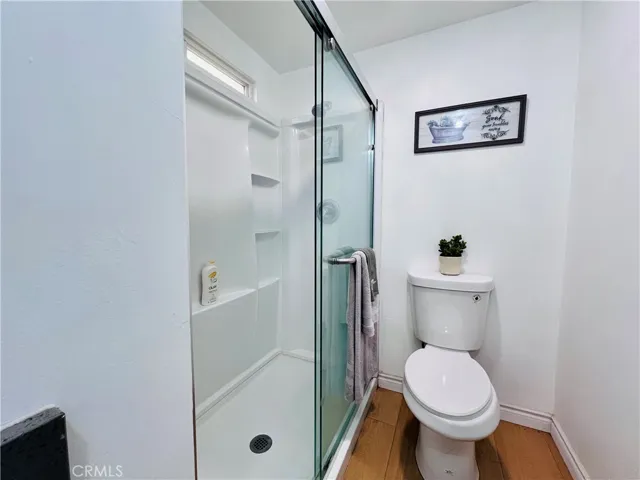 2nd bathroom - view 4