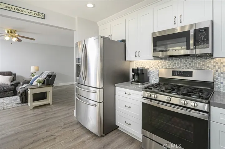 The stainless steel appliances all stay in this home.