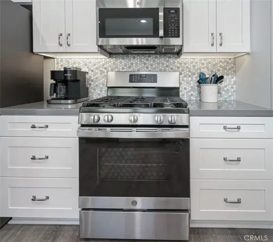 The backsplash detail in this kitchen is so nice!