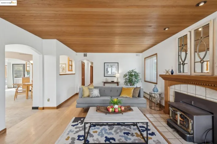 1091 Manor Rd., El Sobrante, California 94803