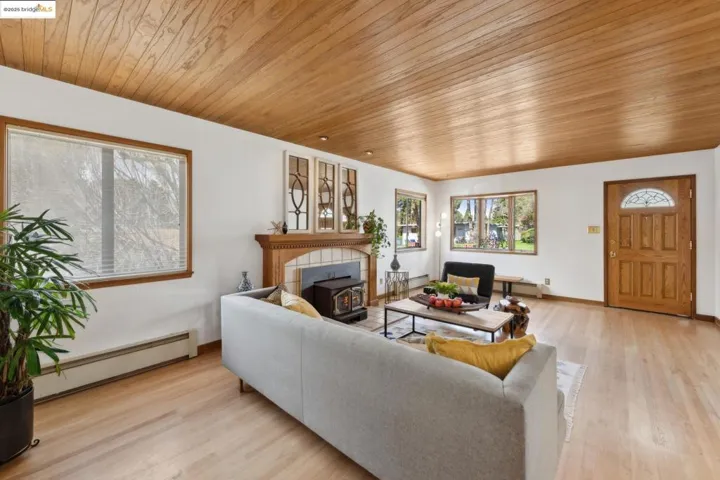 1091 Manor Rd., El Sobrante, California 94803