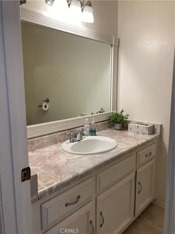 Guest Bath w/shower