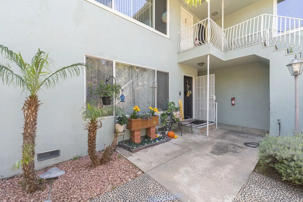 5270 E Anaheim Road 2, Long Beach, California 90815 home-pic-1