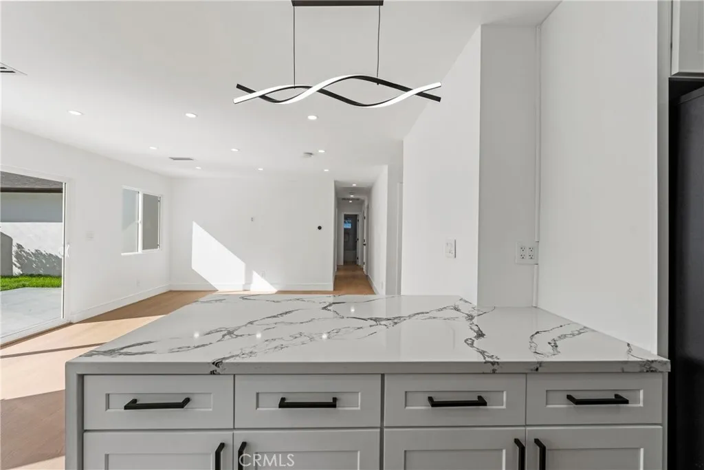 7827 Hesperia Avenue, Reseda, California 91335 home-pic-14