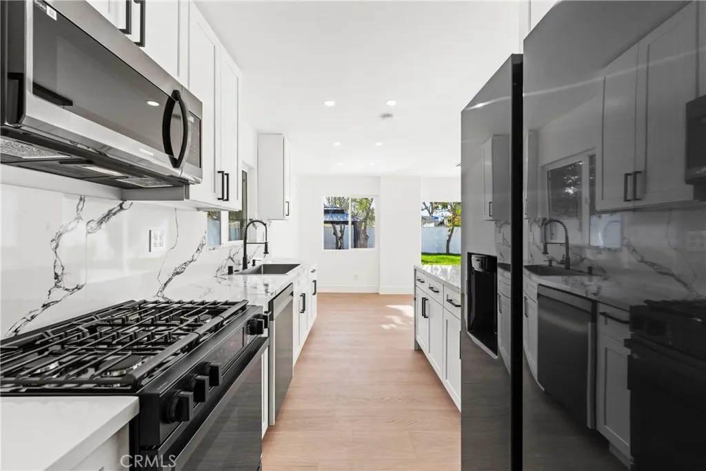 7827 Hesperia Avenue, Reseda, California 91335 home-pic-13