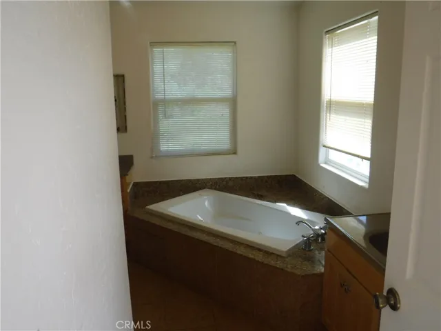 Master bathroom Jetted tub, 2 sinks