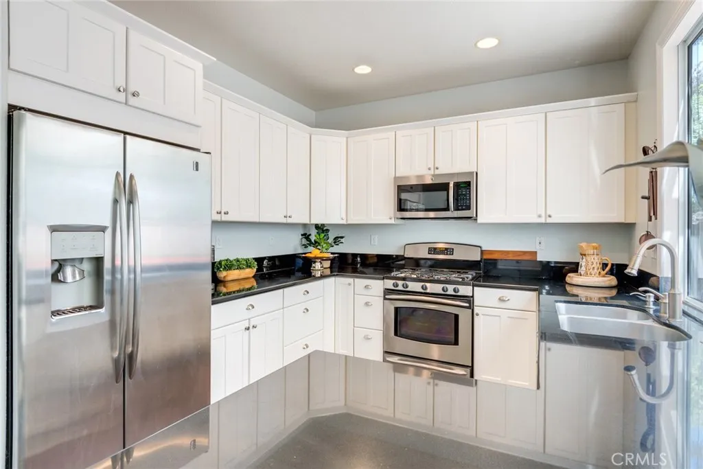 17891 Morning Rock Circle, Riverside, California 92503 home-pic-8