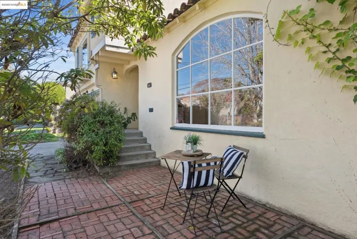556 28th St, Richmond, California 94804