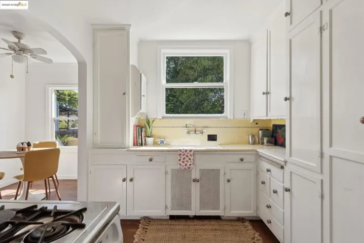 556 28th St, Richmond, California 94804