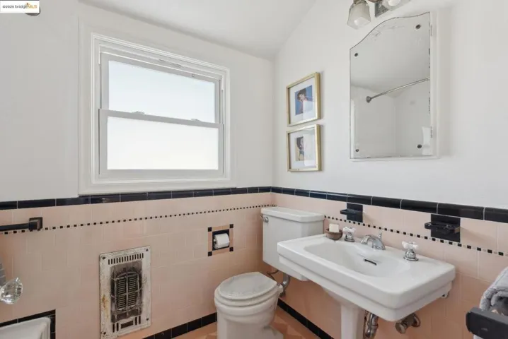 556 28th St, Richmond, California 94804