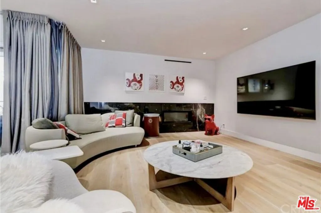 439 N Doheny Drive 204, Beverly Hills, California 90210 home-pic-2