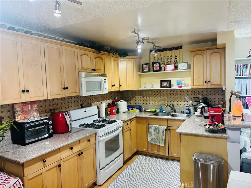 4633 Marine Avenue 107, Lawndale, California 90260 home-pic-3