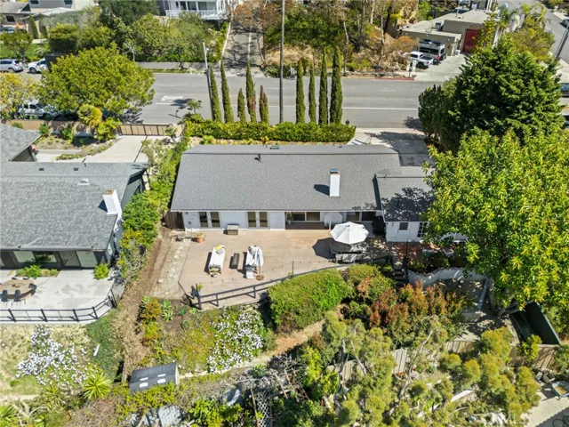Moments from Top of the World Elementary School, Alta Laguna Park, hiking trails and parks, the desirable residence is close to Laguna’s beaches and the quaint galleries.