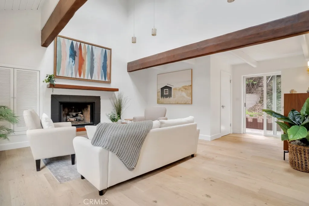 850 Country Club Drive, Burbank, California 91501 home-pic-23