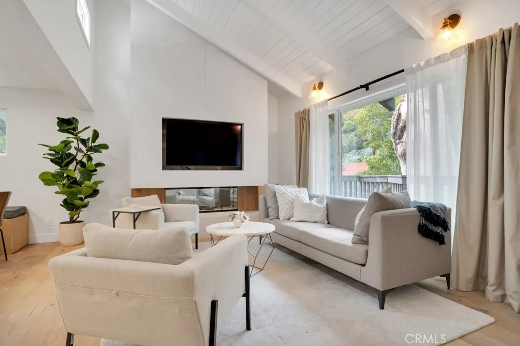 850 Country Club Drive, Burbank, California 91501 home-pic-10