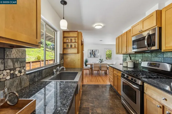 34 Las Palomas, Orinda, California 94563